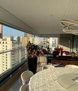 Varanda de apartamento envidraçada com vista para a cidade