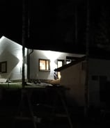 uusi talo jossa valot valaisevat taloa komeasti.