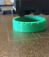 grüner Ring mit Einkerbungen, in einem 3D Drucker