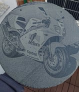 große Schieferplatte mit einem Motoradfoto