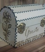 Eine Holzkiste mit Blumenmuster und dem Namen Grazia auf der Vorderseite