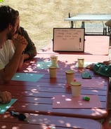 Atelier d'écriture avec des adultes animé par Mily's Writing lors d'un anniversaire