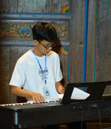 Dimas, Tutor Piano Notasi Music Course memainkan piano