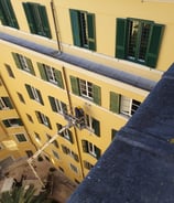 Intervento con braccio meccanico sulla facciata di un palazzo- Cagil Costruzioni