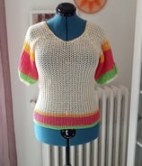Pull crocheté dans des fils crème jaune rose et vert avec des manches courtes 