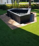 Jardín residencial con césped sintético instalado por Pasto Sintético Aldrete