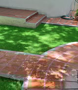 Jardín residencial con césped sintético instalado por Pasto Sintético Aldrete