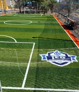 Pasto sintético de alta calidad en una cancha de futbol profesional en Guadalajara