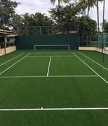 Cancha de tenis dentro de una universidad