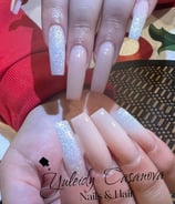 Imagen de uñas con diseño de arte abstracto
