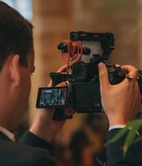 Un vidéaste qui filme lors d'une cérémonie de mariage à l'église en Normandie
