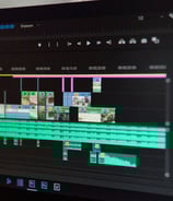 Un ordinateur avec un logiciel de montage ouvert pour une vidéo de mariage à Lille