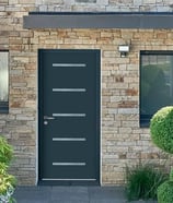 Porte d'entrée en aluminium dans la maison ancienne