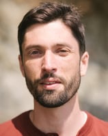 visage homme en méditation dans la nature