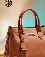 Fotografia de bolsa de couro marrom com iluminação sofisticada, representando branding da Di Ducca