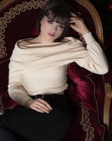 Une femme portant un haut blanc et un pantalon noir