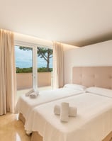 Dormitorio con baño en suite