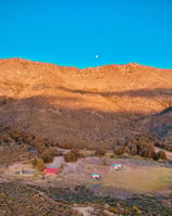 inmersos en la sierra, un atardecer con un amanecer lunar