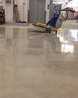 Traitement béton, ponçage et résines décoratives - solutions DG Services pour sols industriels & des