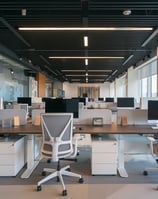 Diseño de interiores de oficina con colores corporativos