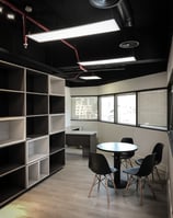Diseño de oficinas con distribución optimizada para el equipo de trabajo.