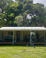 Maison modulaire reposant sur des vis de fondation