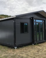 Tiny house conteneur installée sur vis de fondation