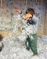 enfant et fausse neige