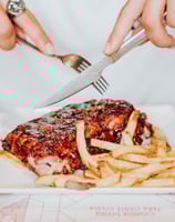 Costillas a la barbacoa con patatas fritas servidas en Santa Lola