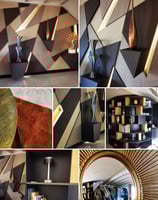 Aménagement d'un salon intégrant un décor mural, une bibliothèque, un miroir déco, lumière rasante.