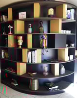 bibliothèque avec étagères bois et fond métal. niches déco. bibliothèque arrondie, étagères bois.