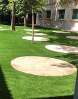 pasto sintetico instalado en el patio de una universidad