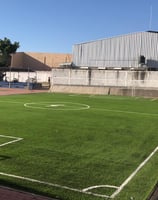 cancha de pasto sintetico de futbol dentro de una universidad