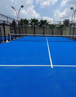 Pasto sintético de alta calidad instalado en una cancha de pádel en Guadalajara