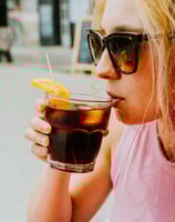 Chica disfrutando de un vermut en la terraza de Santa Lola Badalona.