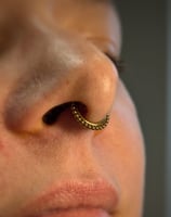 piercing au nez d'une femme