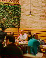 Interior de Santa Lola Santa Coloma con comensales y jardín vertical