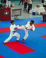 adolescente atleta realizando una patada de arte marcial karate en competencia nacional chilena