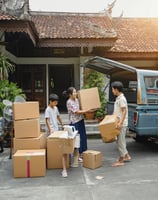 Proses pengumpulan barang bekas rumah oleh tim Barbe'Que di Surabaya