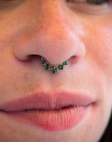 un piercing au nez a une femme