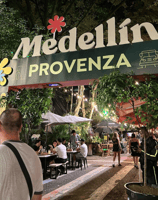 Varias personas disfrutando una noche de fiesta en la populosa zona de Provenza, ciudad de Medellín