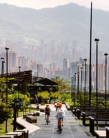 Paseo en bicicleta por Medellín, vibrante y moderna ciudad.