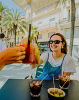 Brindis con cócteles en la terraza de Santa Lola