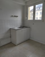 installation de l'évier et sa robinetterie et du meuble sous évier