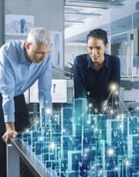 Equipe analisando criação de projeto de engenharia