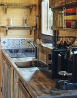 Intérieur de la roulotte, une cuisine aménagée, équipée