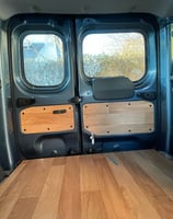 Eingebaute Bodenplatte im Innenraum des Dacia Dokker, vorbereitet für den weiteren Camper-Ausbau.