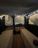 timmungsvolle Lichterkette im dunklen Innenraum des Dacia Dokker Campers, sorgt für gemütliches Ambi