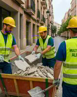 Tres trabajadores con chaleco reflectante desescombrando