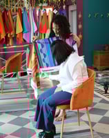 Consultora de imagem e cliente fazendo o teste de coloração pessoal